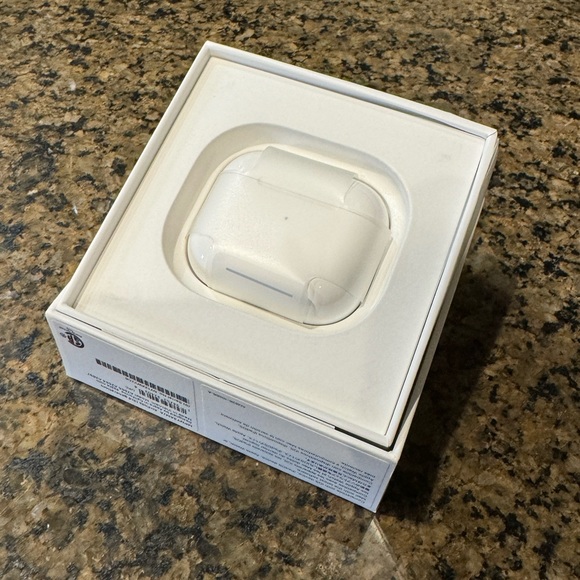 Apple IPods 3rd Generation - Picture 2 of 6